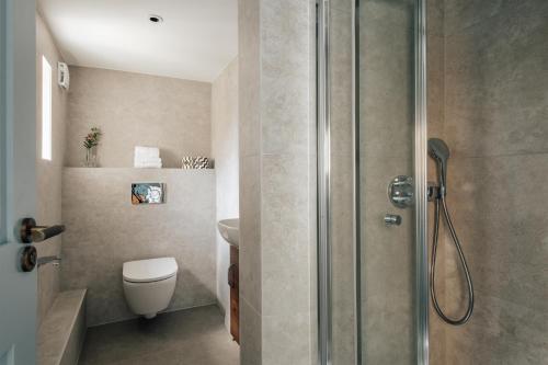 Bilik mandi di Hermes Hotel by Nestor