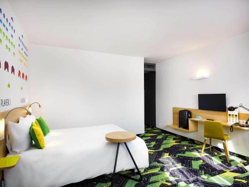 a hotel room with a bed and a desk at Ibis Styles Budapest Center in Budapest