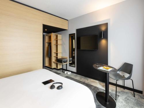 a bedroom with a bed and a desk and a chair at ibis Strasbourg Centre Gare in Strasbourg