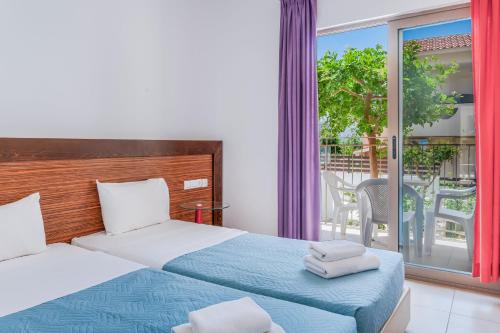 Ένα ή περισσότερα κρεβάτια σε δωμάτιο στο Creta Verano Hotel