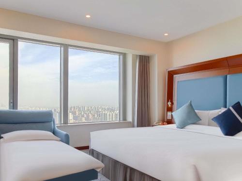 Letto o letti in una camera di Novotel Atlantis Shanghai - Enjoy our great-valued breakfast in our rooftop revolving restaurant with a stunning river view & utilize our FREE self-serviced laundry