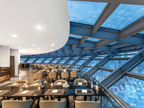 Area soggiorno di Novotel Atlantis Shanghai - Enjoy our great-valued breakfast in our rooftop revolving restaurant with a stunning river view & utilize our FREE self-serviced laundry