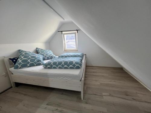 a bed with pillows on it in a room at Winningen Ferienwohnung Beste Lage Terrasse in Winningen