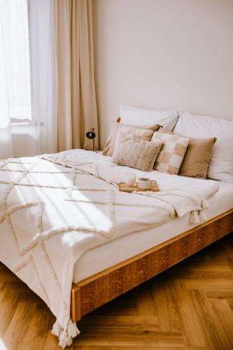 Una cama o camas en una habitación de JUGA Apartmány