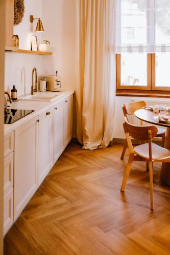 Una cocina o cocineta en JUGA Apartmány