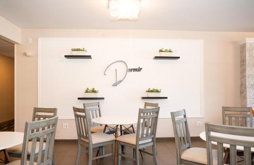 a dining room with a table and chairs at Dormir in North Windham