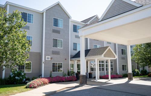 a large apartment building with flowers in front of it at Dormir in North Windham