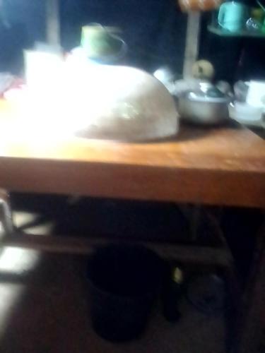 Una encimera de madera con en Avada Trat, en Ban Nong Phae Phlot
