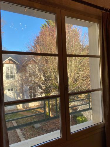a window with a view of a tree at Chalet Loft pour escapades en bords de Loire in Monteaux