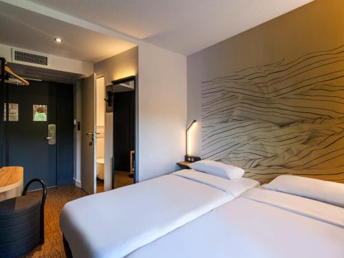 Cama o camas de una habitación en B&B HOTEL Cholet Nord