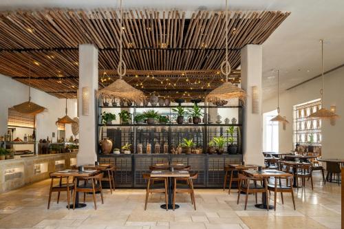 Un restaurante u otro lugar para comer en Kedma by Isrotel Collection