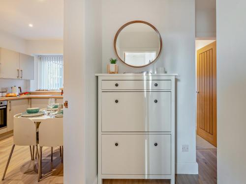 Una cómoda blanca en una cocina con espejo. en 2 Bed in Kelso 95838, en Kelso