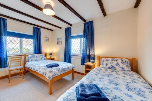 En eller flere senge i et værelse på Tones Cottage