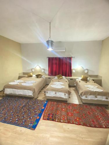 Postel nebo postele na pokoji v ubytování Touareg Hotel Merzouga