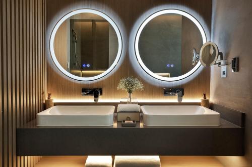 Ванная комната в Ciel Dubai Marina, Vignette Collection by IHG