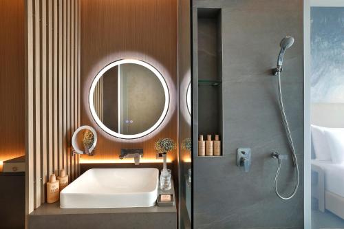 Ванная комната в Ciel Dubai Marina, Vignette Collection by IHG