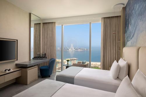 Телевизор и/или развлекательный центр в Ciel Dubai Marina, Vignette Collection by IHG
