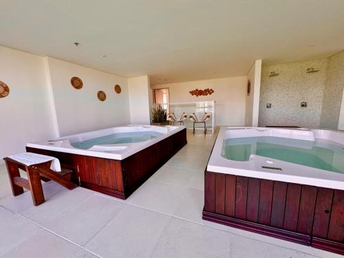 une grande salle de bains avec un bain à remous et une table dans l'établissement Modern apartment near the beach, à Santa Marta