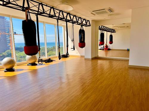 une pièce vide avec du matériel de boxe dans un bâtiment dans l'établissement Modern apartment near the beach, à Santa Marta