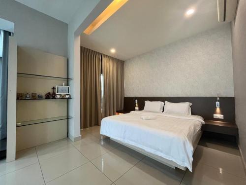 une chambre avec un grand lit blanc dans une pièce dans l'établissement Asimmy Homestay Semi-D with 4 rooms, à Kampong Gurun