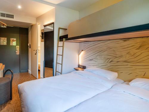 Cama o camas de una habitación en B&B HOTEL Cholet Nord