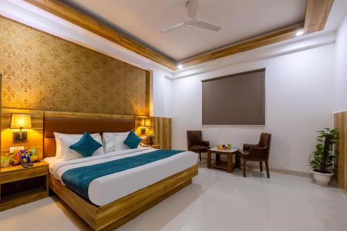 Кровать или кровати в номере HOTEL Corporate Suite Near Delhi Terminal 3 With - Free Airport Pickup
