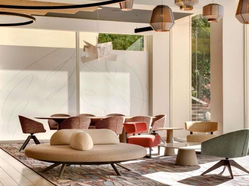 a lobby with chairs and a table and a couch at Mercure Montpellier Centre Comédie in Montpellier