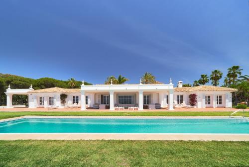 Luxurious Villa by the Sea