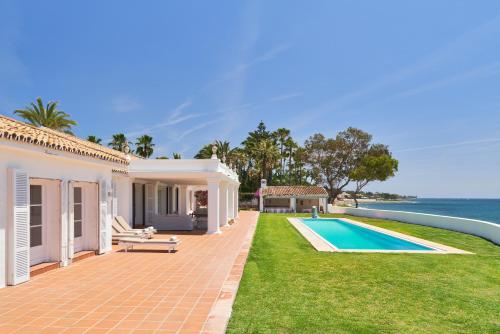 Luxurious Villa by the Sea