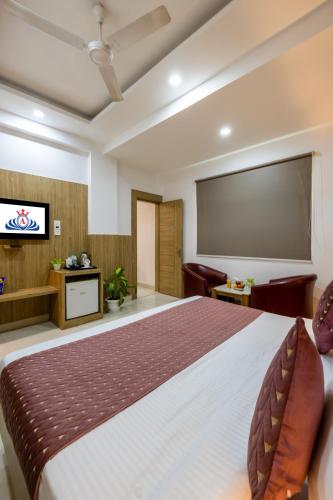 Кровать или кровати в номере HOTEL Corporate Suite Near Delhi Terminal 3 With - Free Airport Pickup