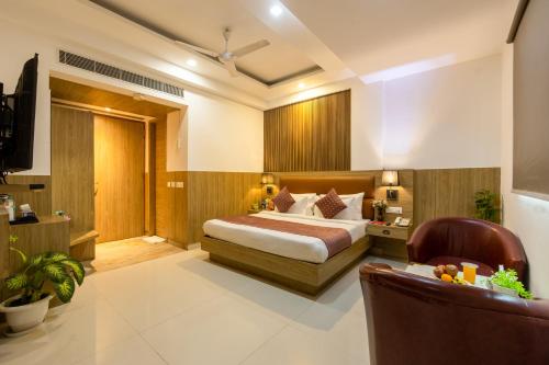 Кровать или кровати в номере HOTEL Corporate Suite Near Delhi Terminal 3 With - Free Airport Pickup