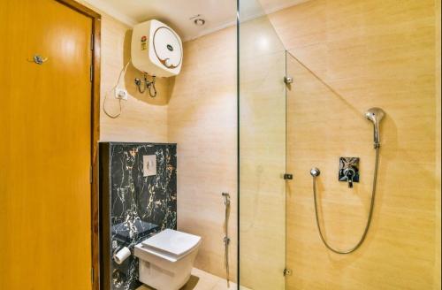 Koupelna v ubytování HOTEL Corporate Suite Near Delhi Terminal 3 With - Free Airport Pickup