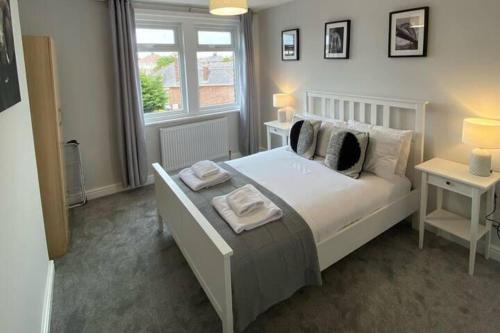 a bedroom with a bed with two towels on it at Storey Flat - Sleeps 4 - Pet friendly - Parking in Newbiggin-by-the-Sea