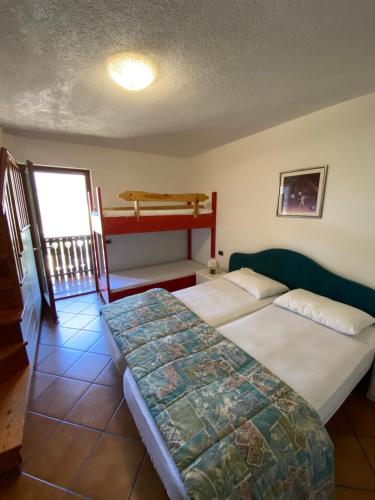 a bedroom with two beds and a bunk bed at Residence Alberghiero Splendor in Folgarida