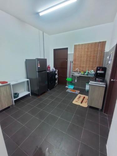 Η κουζίνα ή μικρή κουζίνα στο HAIZRINA HOMESTAy