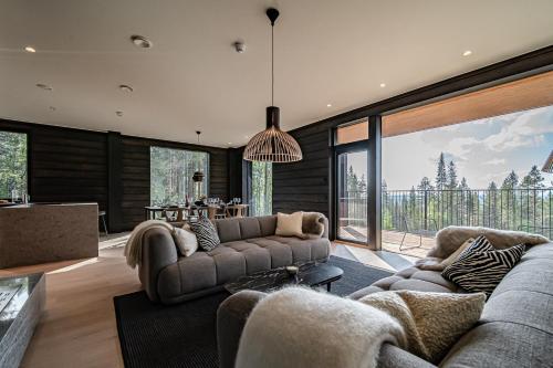 Χώρος καθιστικού στο Lumière Penthouse by Aavalevi