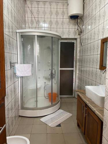 un bagno con doccia e lavandino di Villa des princes - Bana centre ville - Sécurisé a Bana