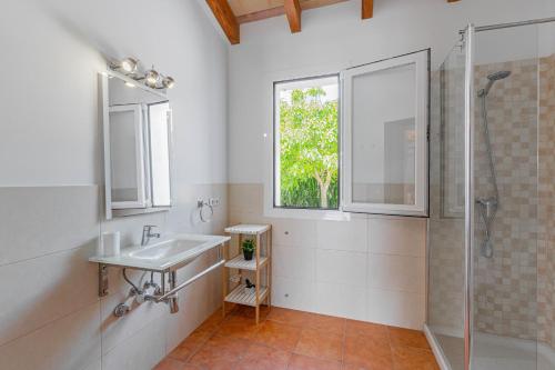 un bagno con lavandino e doccia di Villa Sera de Caimari By home villas 360 a Caimari