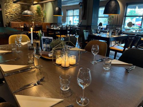 a table in a restaurant with candles and wine glasses at Het Wapen van Harmelen in Harmelen