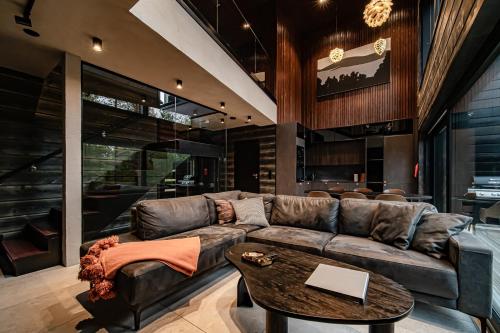 un salon avec un canapé en cuir et une table dans l'établissement Villa Komia Iso by Aavalevi, à Levi