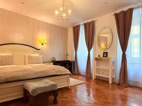 Un dormitorio con una cama grande y un espejo. en Charme Boutique Old Town, en Brasov