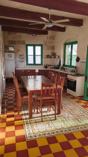 Historic Farmhouse close to San Blass Beach with Courtyard, Kitchen Terrace and Rooftop Poolにあるキッチンまたは簡易キッチン