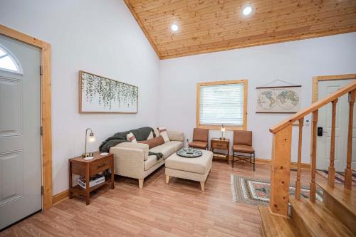 Zona de estar de Light And Bright Cabin Close To Pates Ford Marina