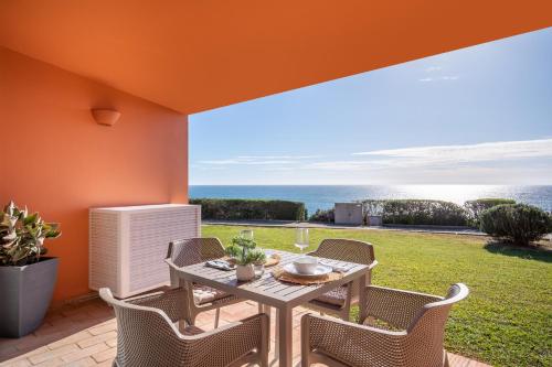 un patio con tavolo e sedie e l'oceano di The Oceanfront Studio Luz VR110 a Luz