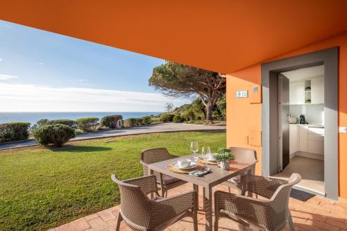 un patio con tavolo e sedie e l'oceano di The Oceanfront Studio Luz VR110 a Luz