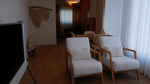 a living room with a table and two chairs at Casa del Olivia in Seferihisar