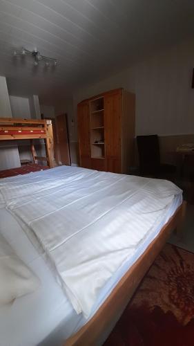 Postel nebo postele na pokoji v ubytování Haus Barnabas im Engel, Gasthaus Engel