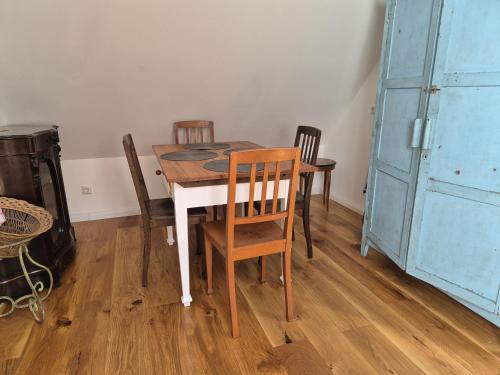 a dining room with a table and four chairs at An der KULTURSCHMIEDE in Kallmünz
