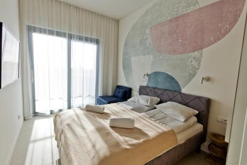 Ένα ή περισσότερα κρεβάτια σε δωμάτιο στο Hevenia Mrzeżyno 5 z widokiem na morze