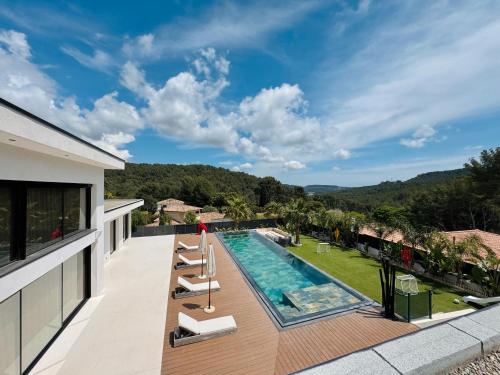 Bazén v ubytování California Baïa Bandol Villa nebo v jeho okolí